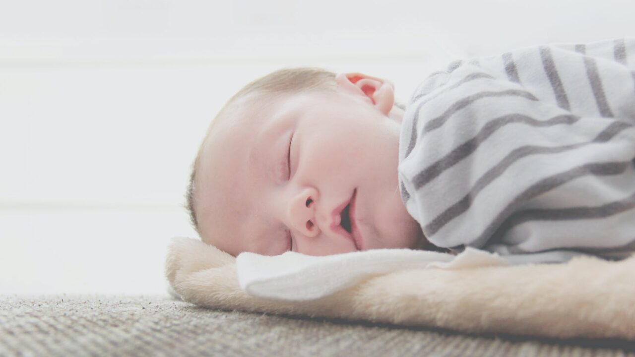 Faut-il le laisser pleurer seul dans son lit pour lui « apprendre à dormir » ?