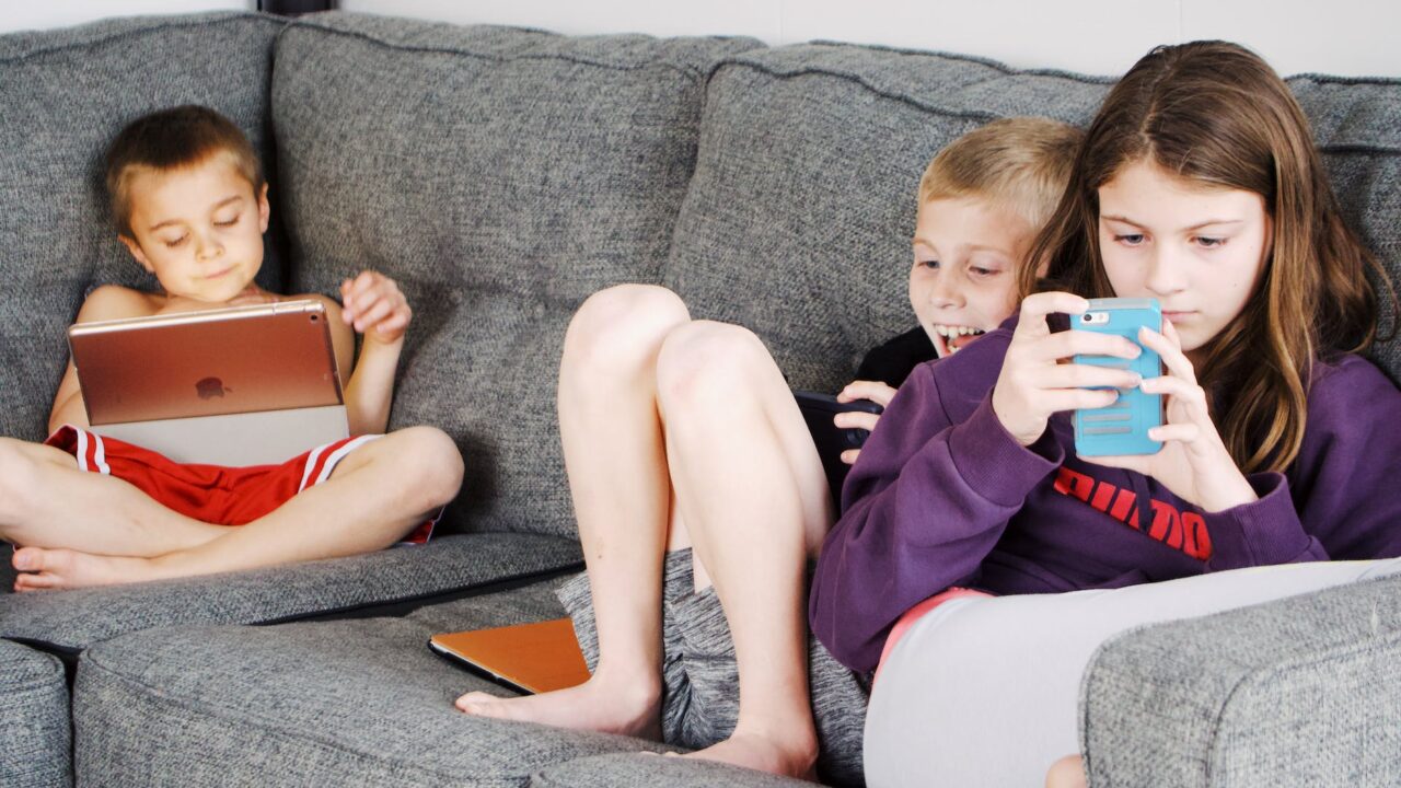 Faut-il le laisser jouer avec une tablette ?