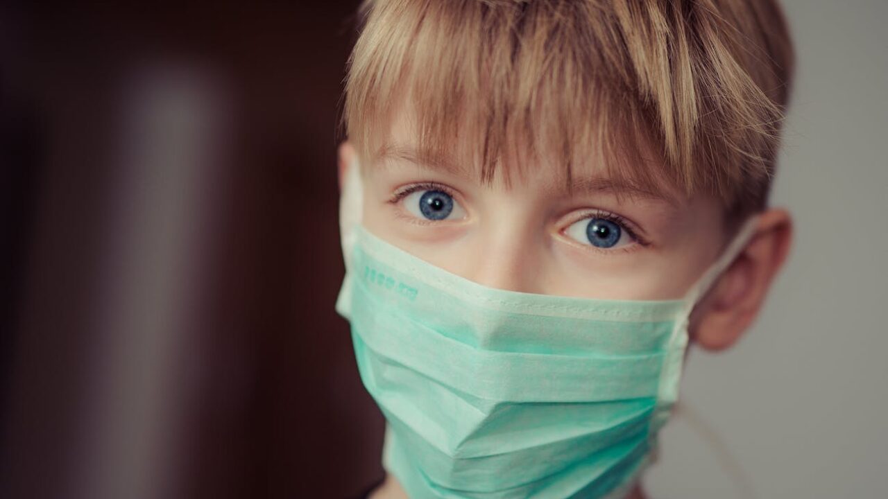 Wearing a mask in daycare: what impact does it have on children? What signs should we be on the lookout for?